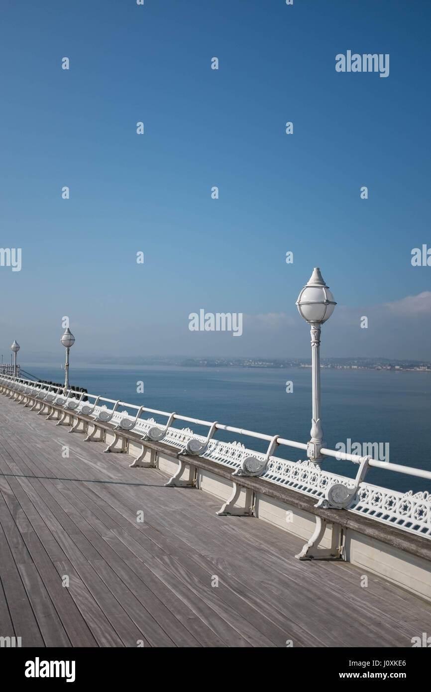 La princesse de Torquay Pier sur une belle journée de printemps, avril 2017. La jetée a été construite en 1890 et est maintenant un endroit populaire pour s'arrêter et contempler la mer. Banque D'Images