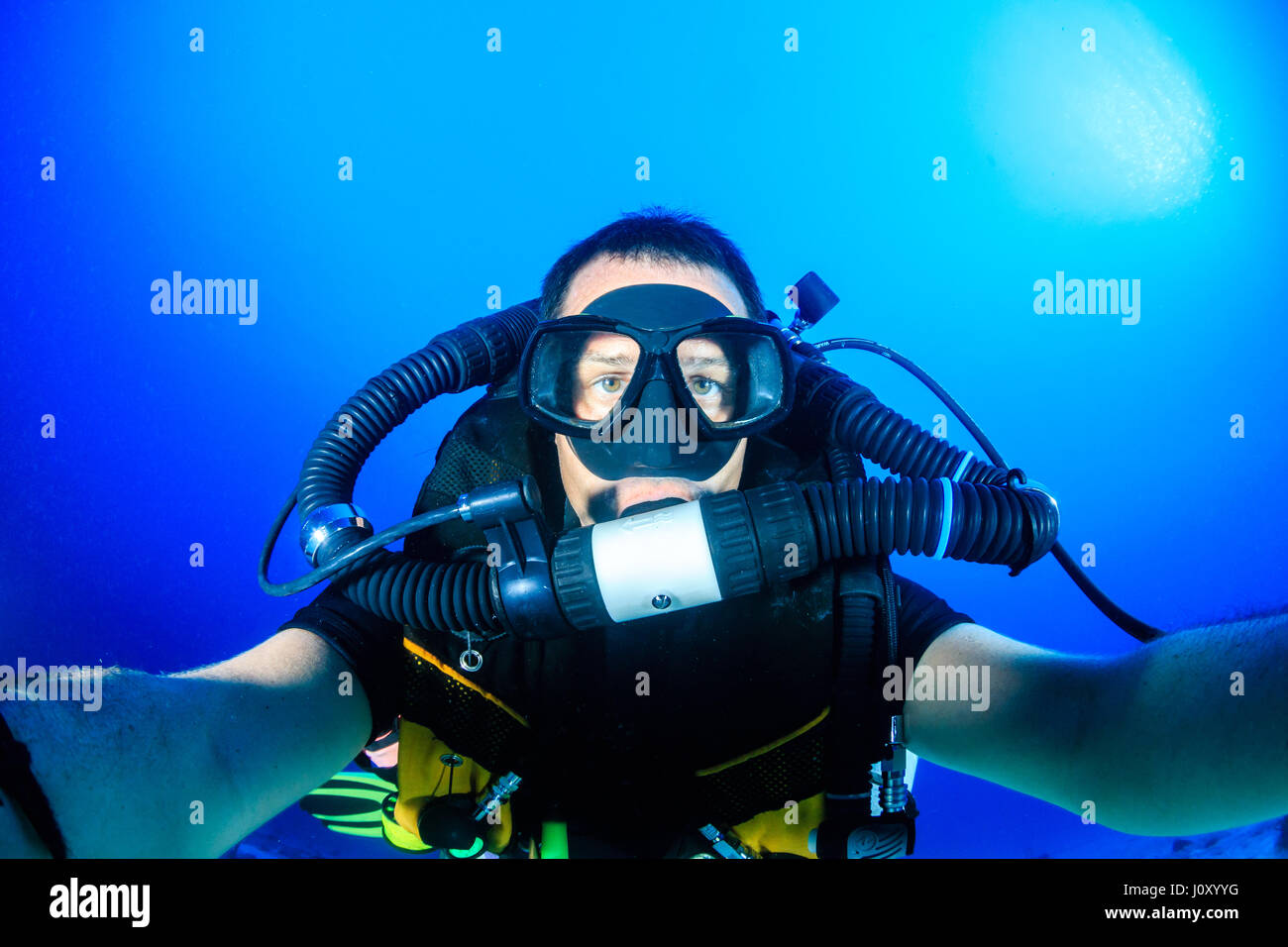 Plongée sous marine sur un recycleur Circuit fermé dans l'eau bleue Banque D'Images