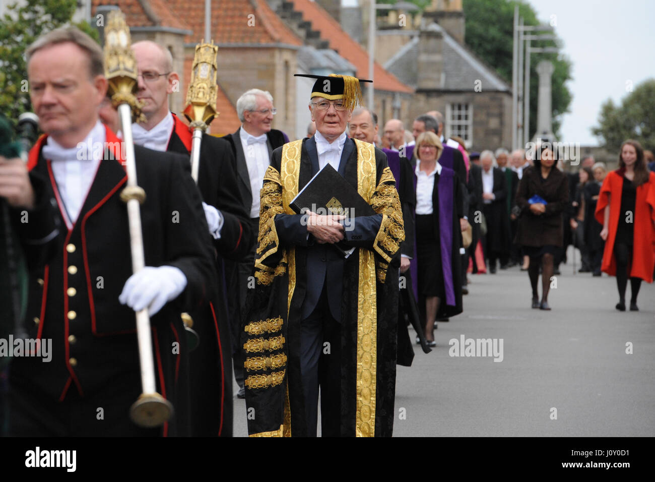 Sir Menzies Campbell (C), Chancelier de l'Université de St Andrews prend part à une procession scolaire plus tôt dans la journée d'Hillary Clinton's diplôme honorifique attribué Banque D'Images