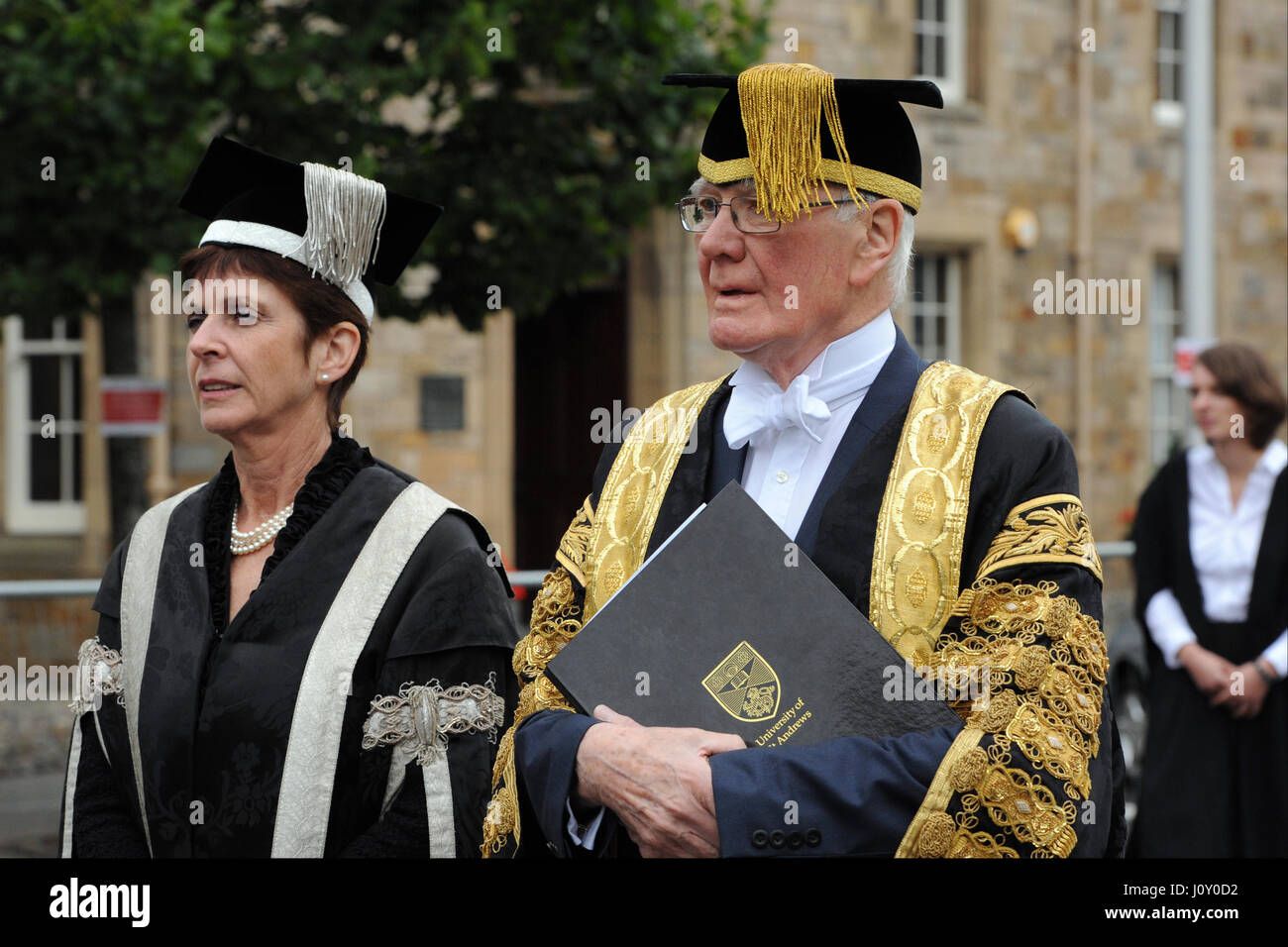 Sir Menzies Campbell, chancelier de l'Université de St Andrews, et le Principal, le professeur Louise Richardson, participer à une procession scolaire plus tôt dans la journée d'Hillary Clinton's diplôme honorifique attribué Banque D'Images