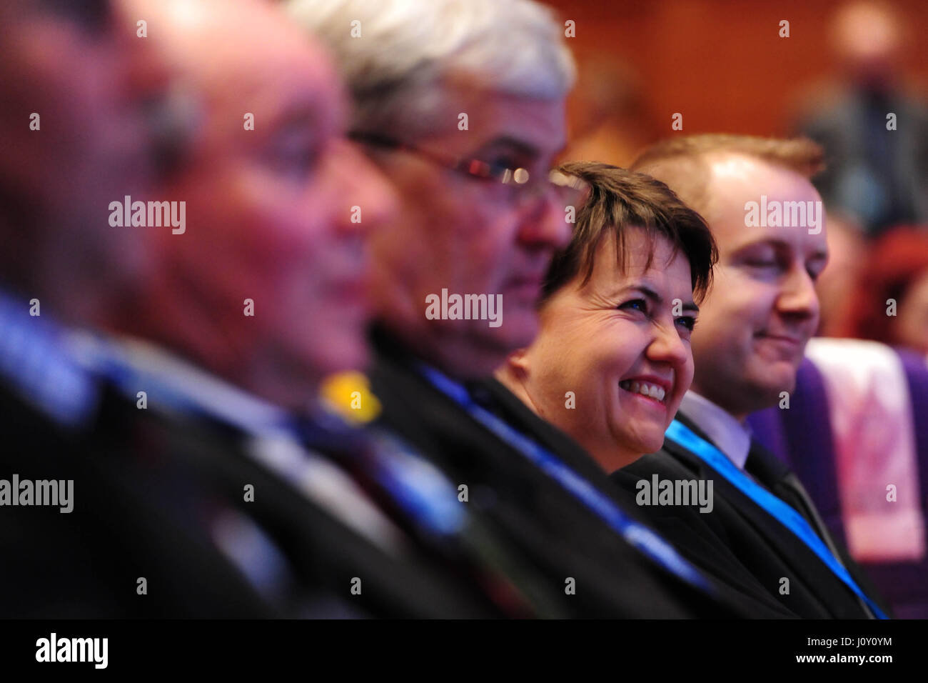 Le chef conservateur écossais Ruth Davidson sourire alors qu'elle écoute un orateur à la conférence du parti en Ediinburgh Banque D'Images
