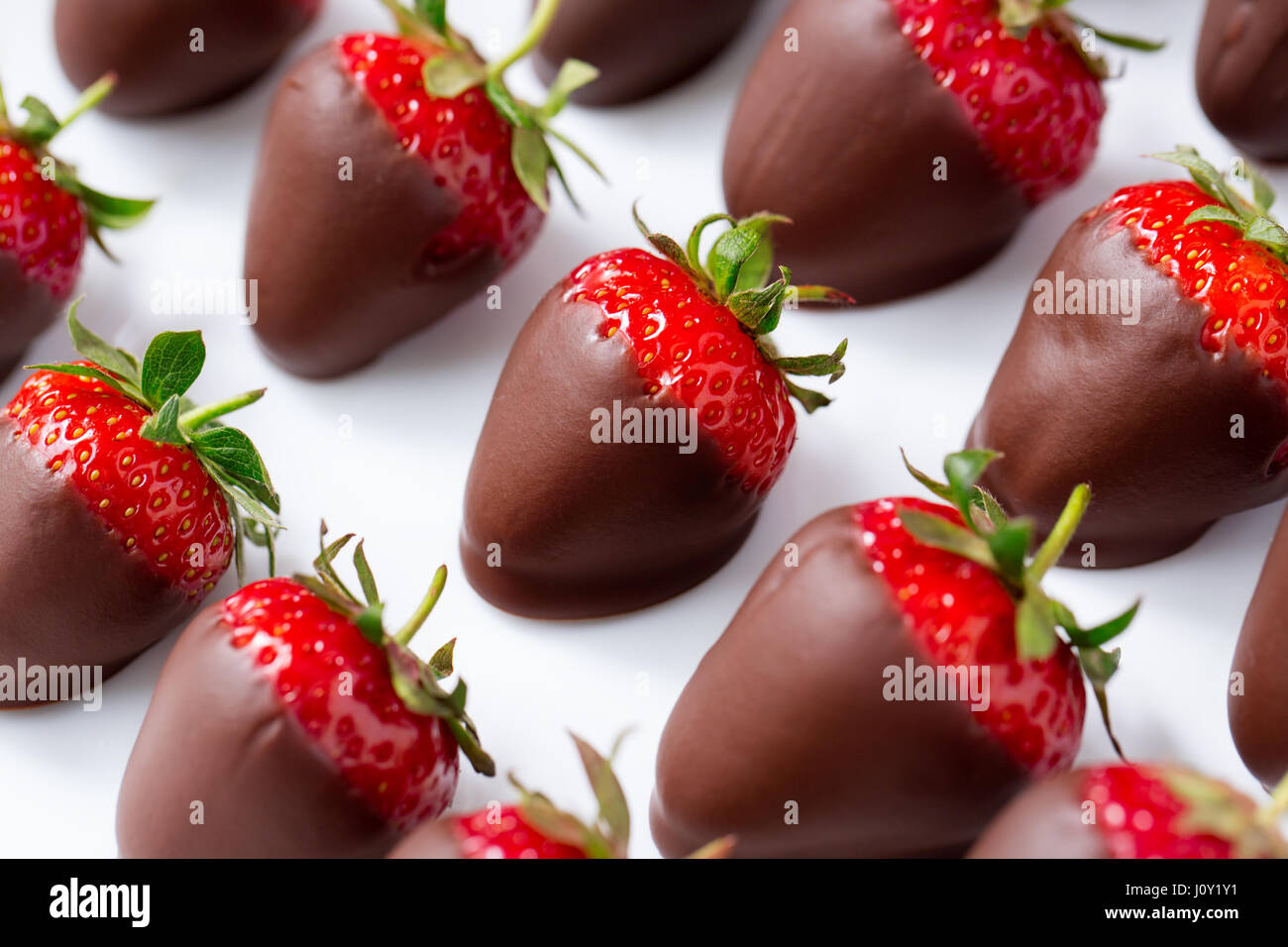 Fraises trempées dans le chocolat rouge Vue de dessus Banque D'Images