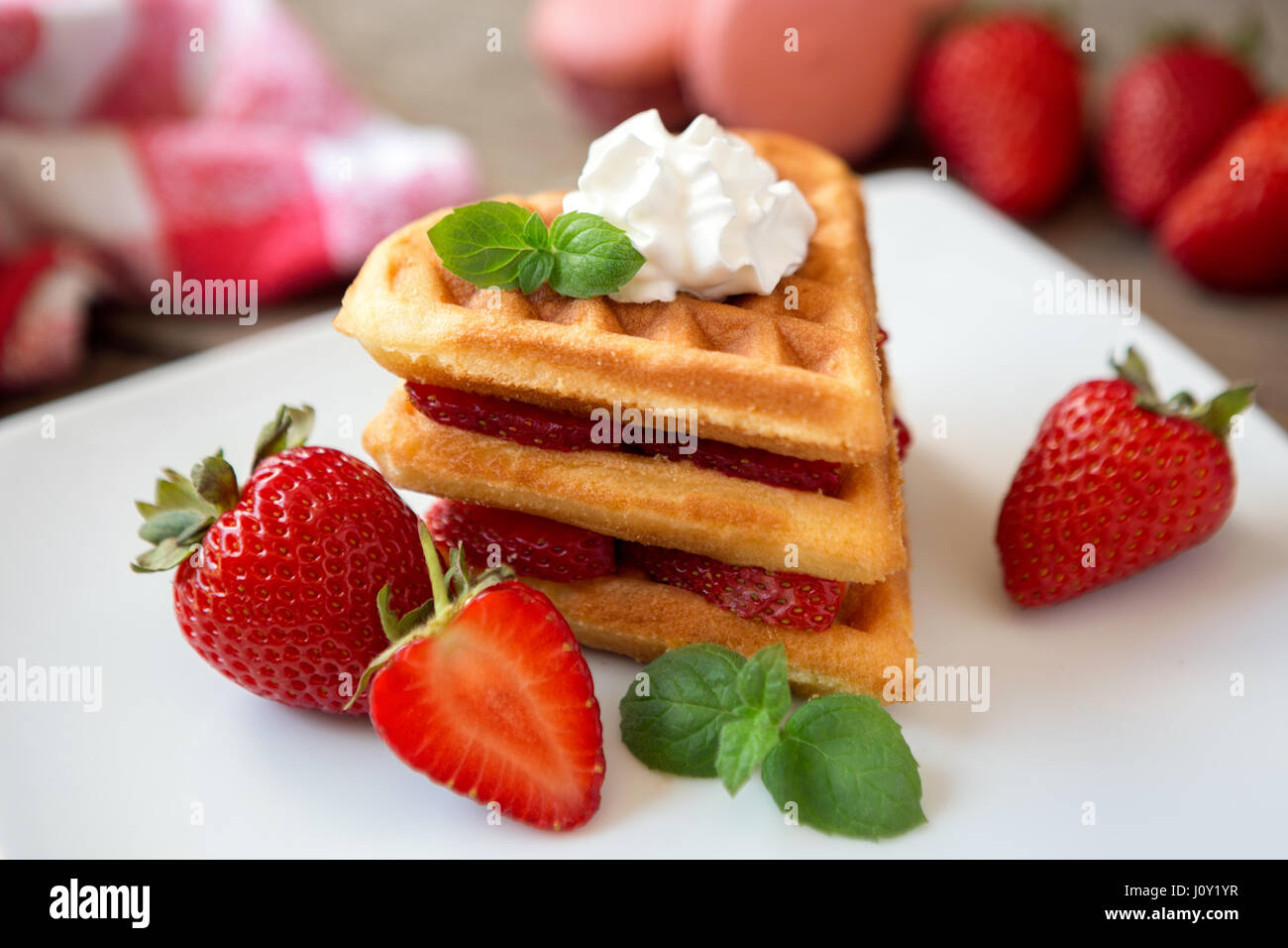 Pile de délicieuses gaufres fraîchement préparées avec des fraises fraîches Banque D'Images