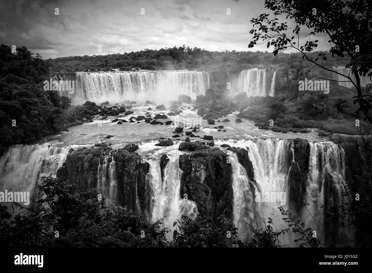 Chutes d'Iguaçu, Brésil, Argentine, Retour et blanc Banque D'Images