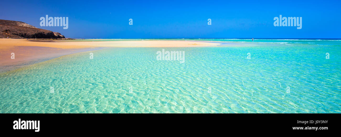 Île avec plage de sable fin, lagon vert et d'eau claire, mal Nobre, Jandia, Fuerteventura, Iles Canaries, Espagne. Banque D'Images