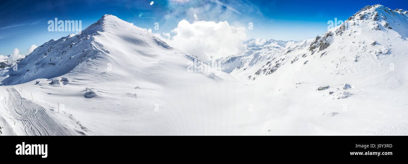 Vue imprenable à Télésieges Alpes couvertes par la neige fraîche, Zillertal, Autriche Banque D'Images