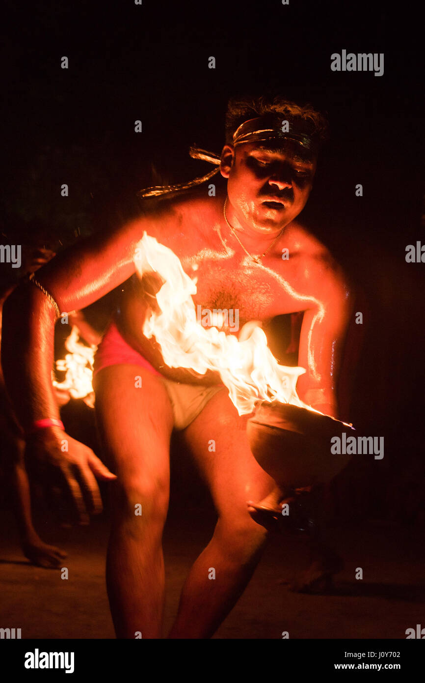 Indian man performing rituel du feu à l'Bédeille et charak festival en Krishnadepur, West Bengal Banque D'Images