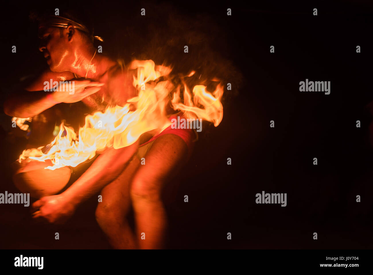 Indian man performing rituel du feu à l'Bédeille et charak festival en Krishnadepur, West Bengal Banque D'Images