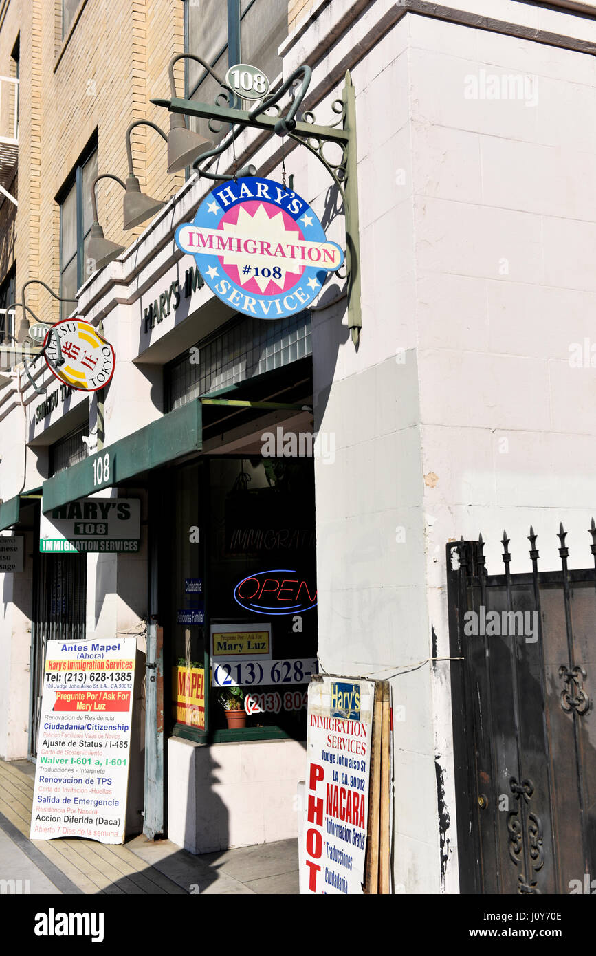Un signe pour les services d'immigration dans la région de Little Tokyo à Los Angeles en Californie, États-Unis Banque D'Images