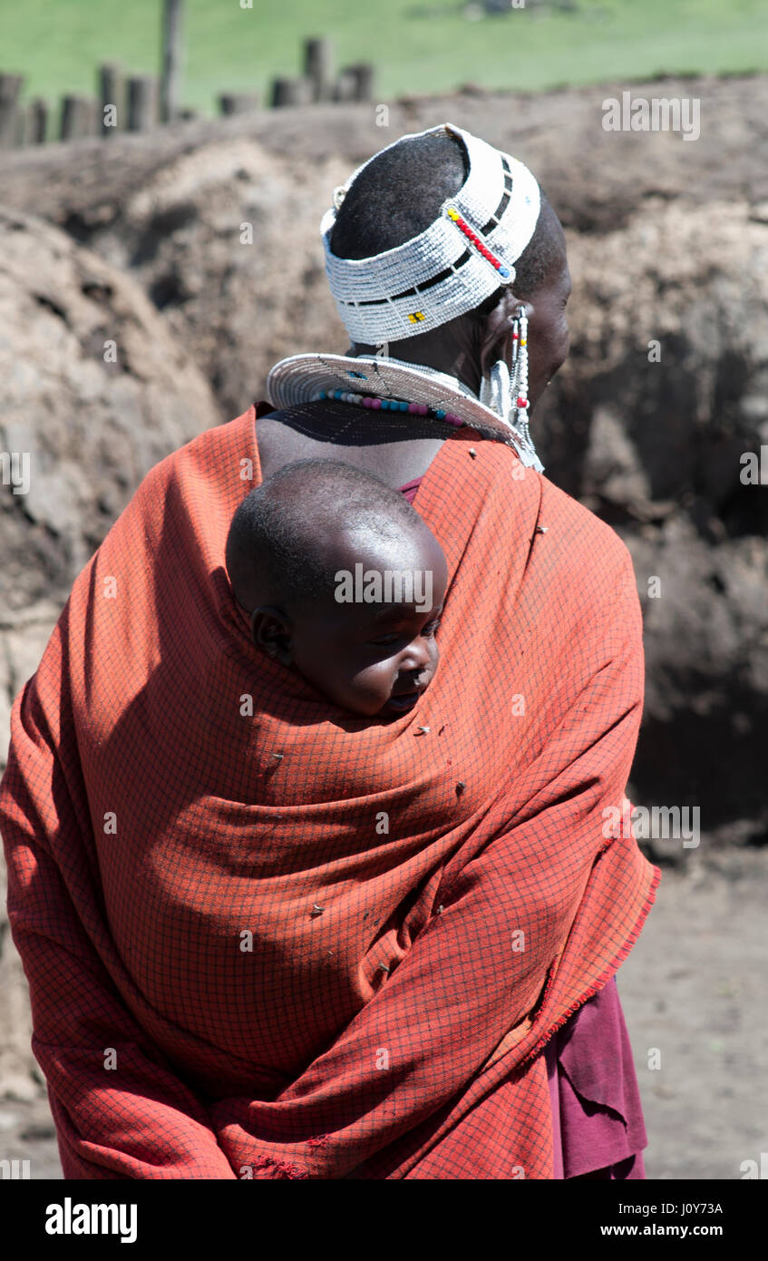 Mere De Maasai Africaine Tanzanienne Portant Un Enfant Sur Son Dos Attache Avec Le Tissu Traditionnel De Shuka Pour Garder Le Bebe En Securite Photo Stock Alamy Mere De Maasai Africaine Tanzanienne Portant Un Enfant Sur Son Dos Attache Avec Le Tissu Traditionnel De Shuka Pour Garder Le Bebe En Securite Photo Stock Alamy