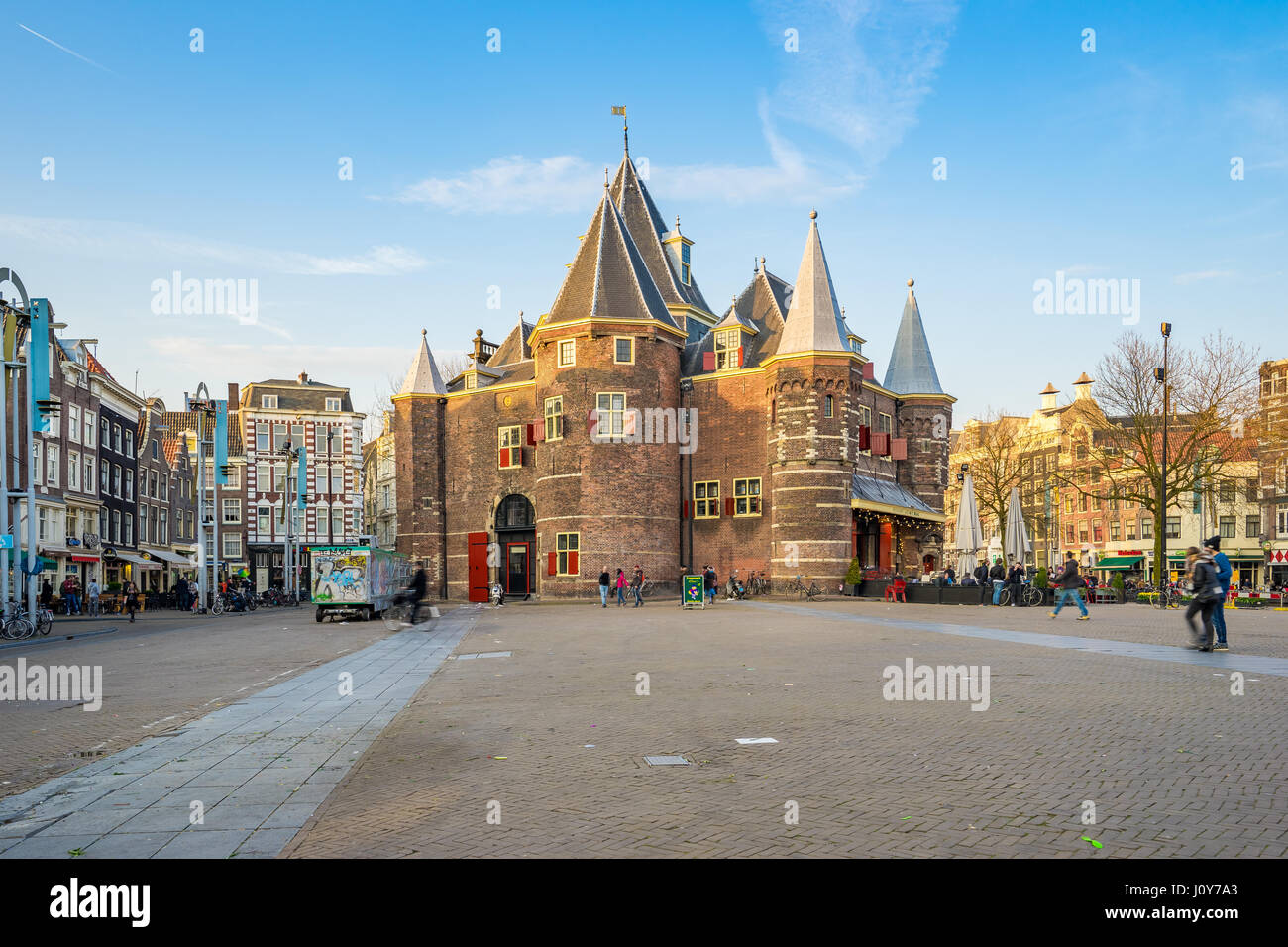 Amsterdam, Pays-Bas - 13 Avril 2016 : Le Nieuwmarkt est la boîte de nuit animée Nieuwmarkt et la place du marché, on trouve dans le vieux centre-ville, juste à l'est o Banque D'Images