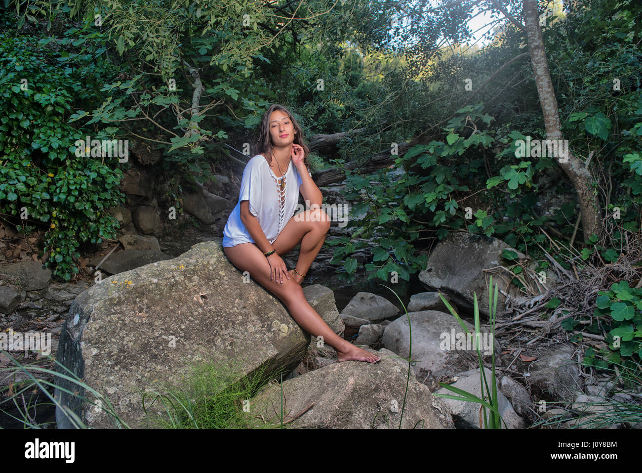 Femme hippie sur la forêt près d'une rivière de colle Banque D'Images