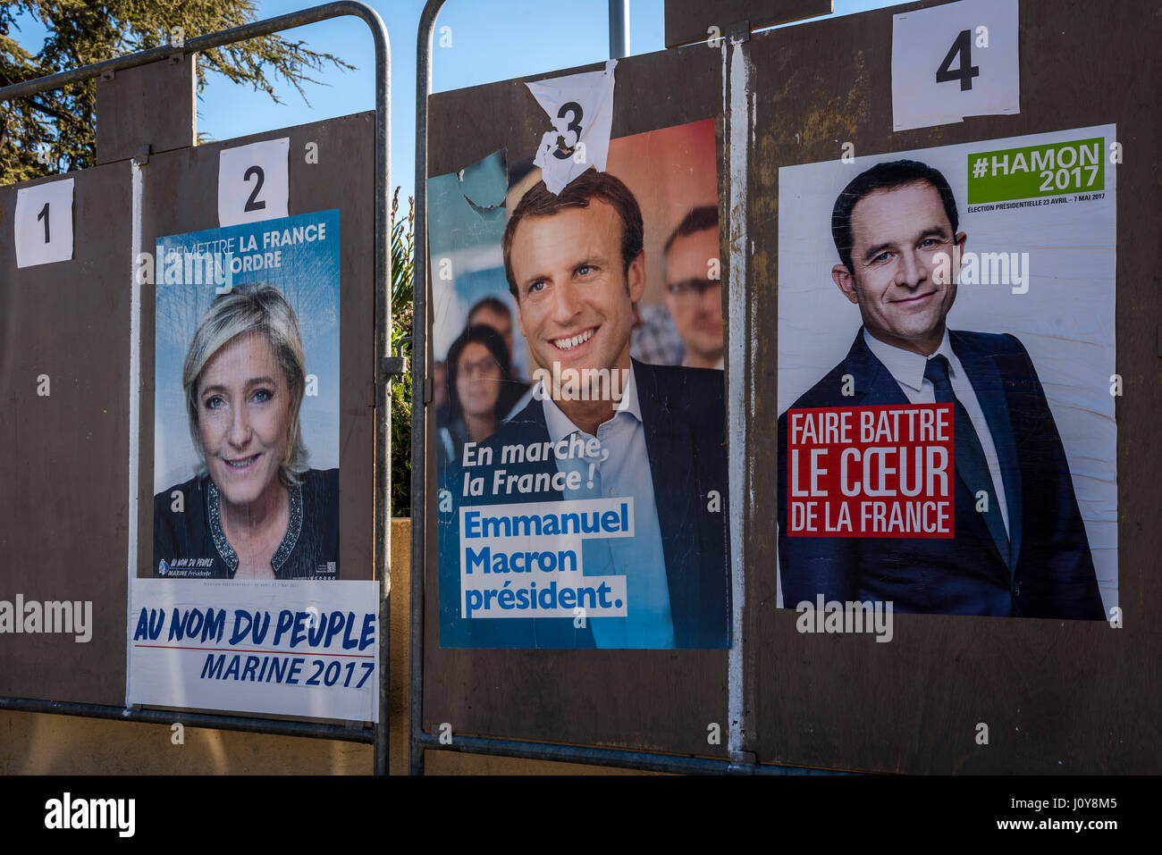 Des affiches de candidats aux élections présidentielles françaises de Benoit Hamon, Emmanuel Macron et Marine Le Pen. Banque D'Images