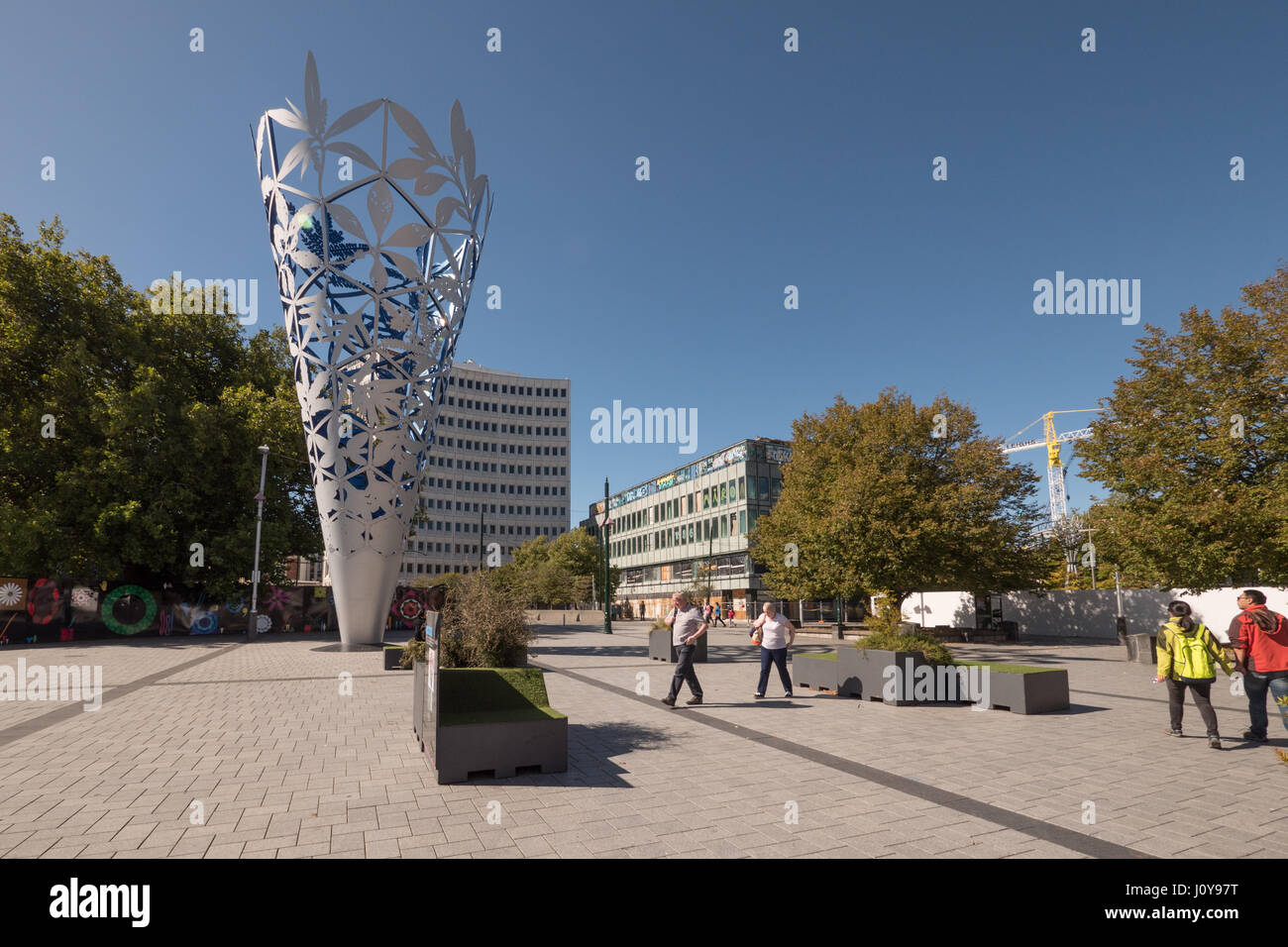 Neil Dawson's metal sculpture d'un calice, Cathedral Square, Christchurch, Nouvelle-Zélande. Banque D'Images