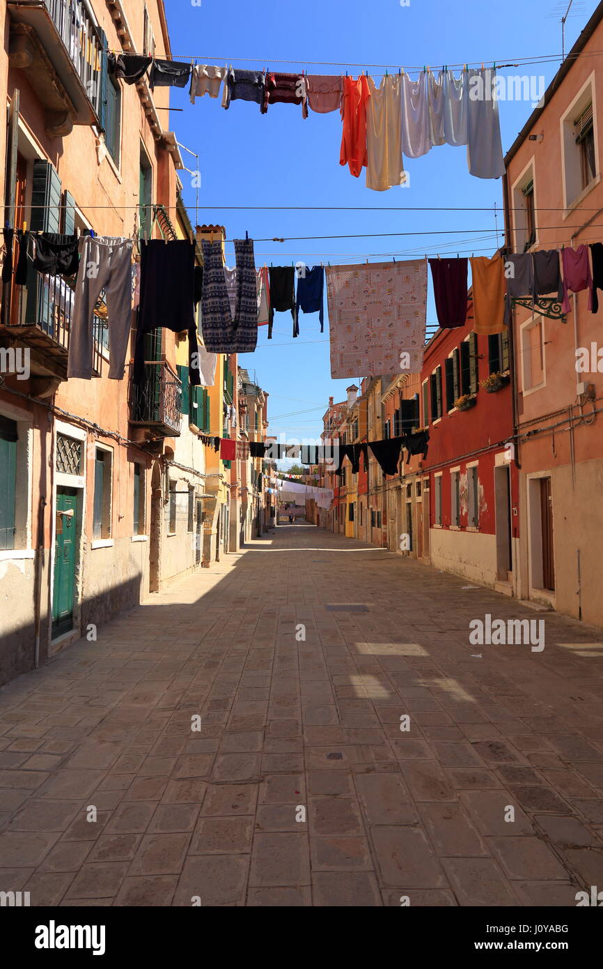 ​ Blanchisserie séchant au soleil sur alley à Venise en Italie. Ruelle de Venise. Banque D'Images