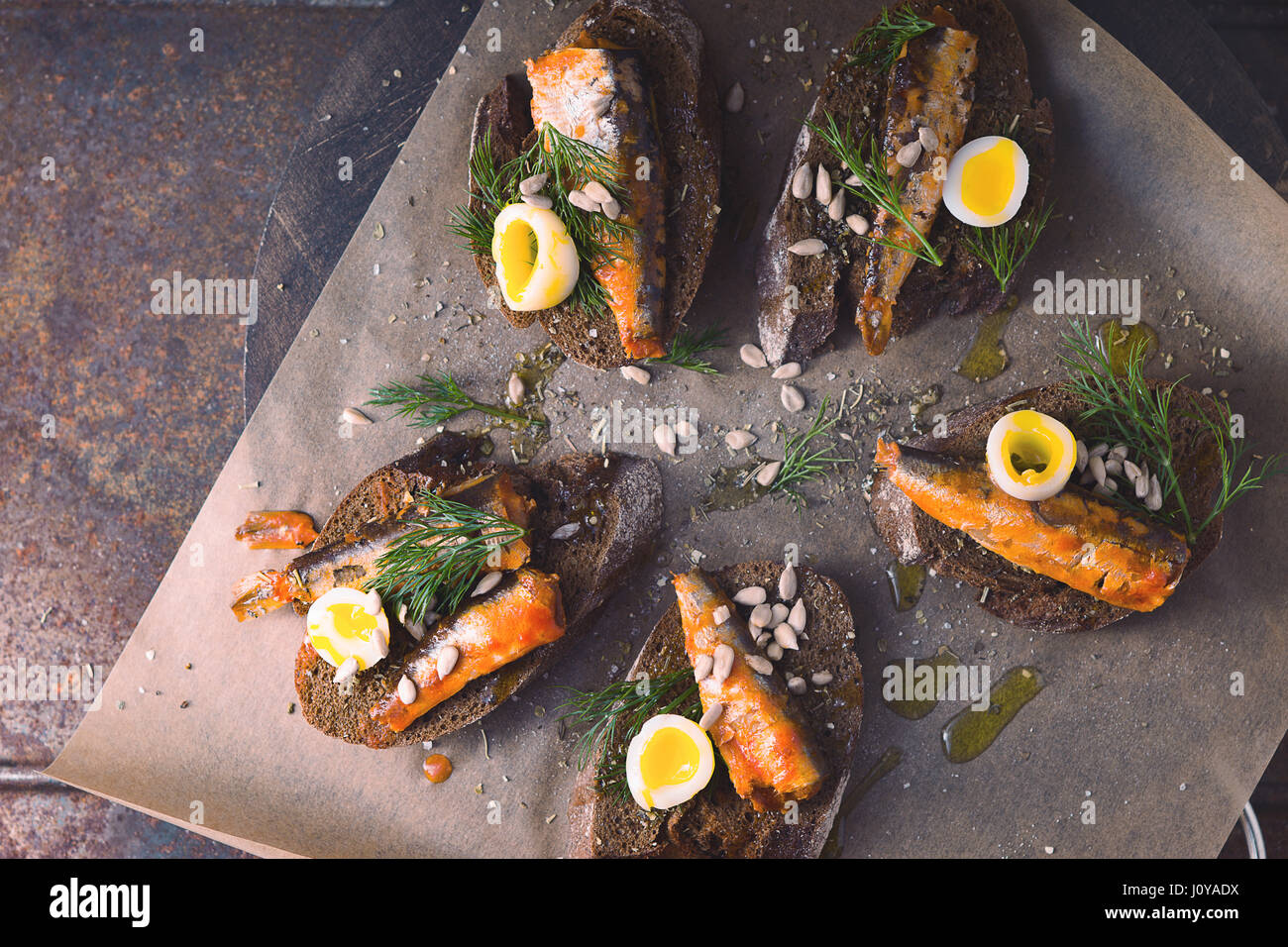 Sandwich. Le pain de seigle et les sardines sur parchemin l'horizontale Banque D'Images