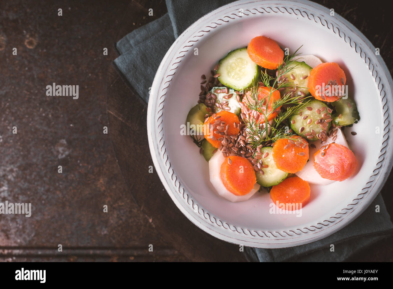 Salade de légumes frais radis daikon et horizontale de carotte Banque D'Images