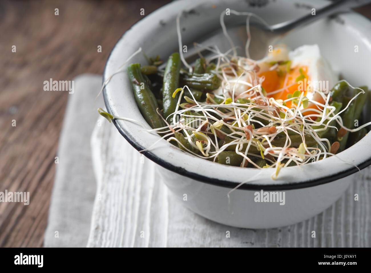 Le lin germé avec salade et oeufs de cailles horizontale vue latérale Banque D'Images