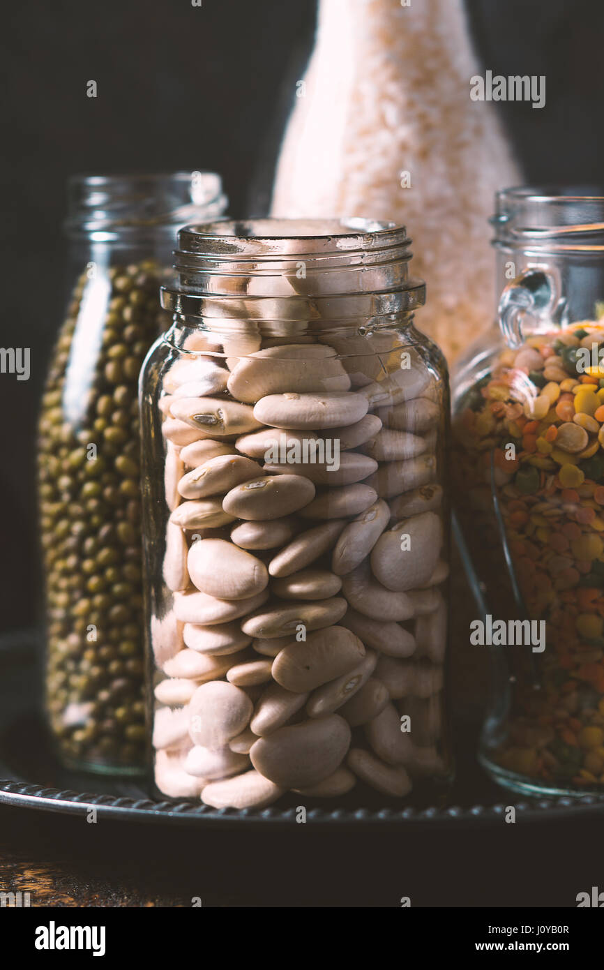 Le riz, lentilles, haricots blancs en bouteilles vertical Vue de côté Banque D'Images