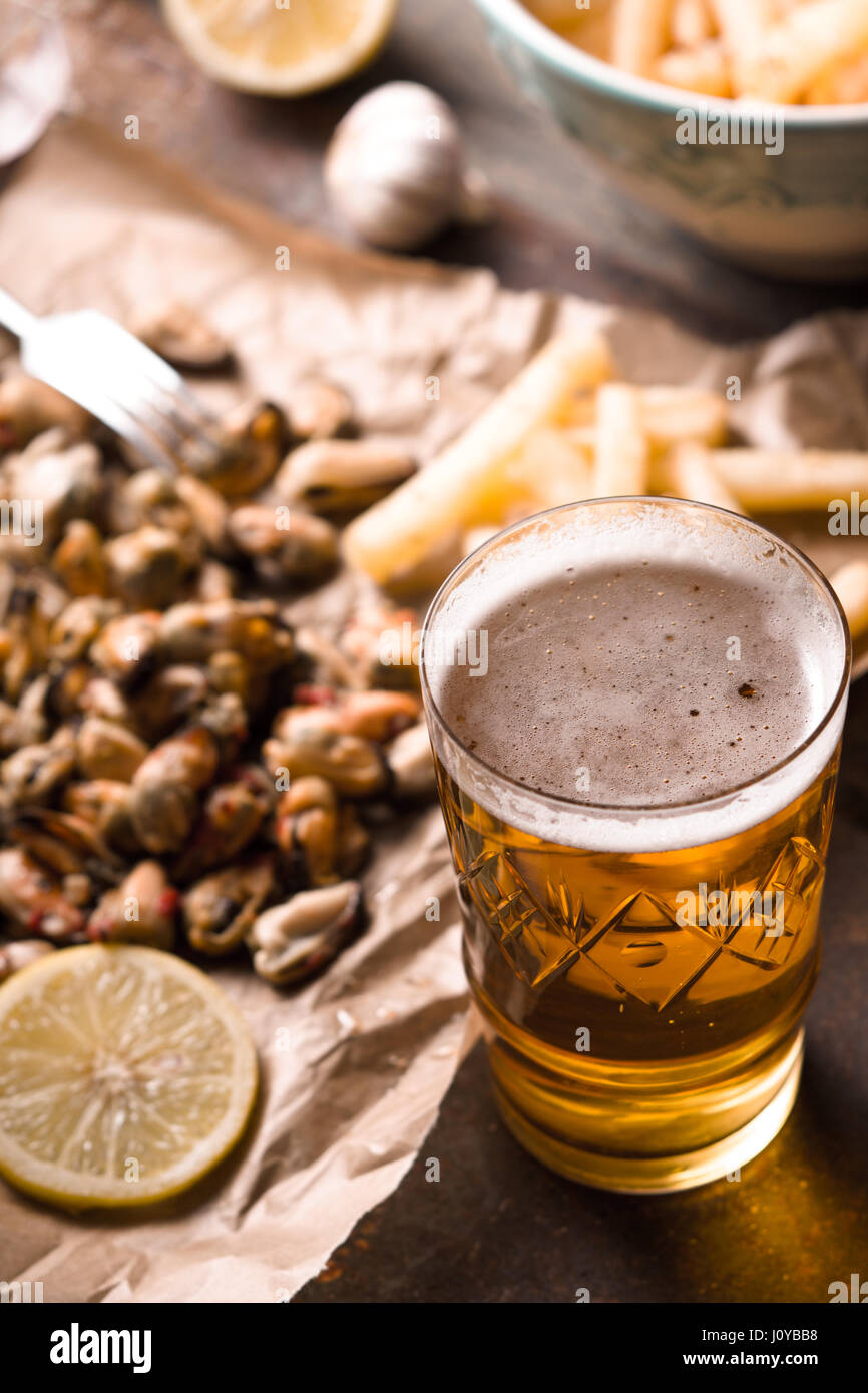 Verre de bière avec snack-floue la verticale Banque D'Images