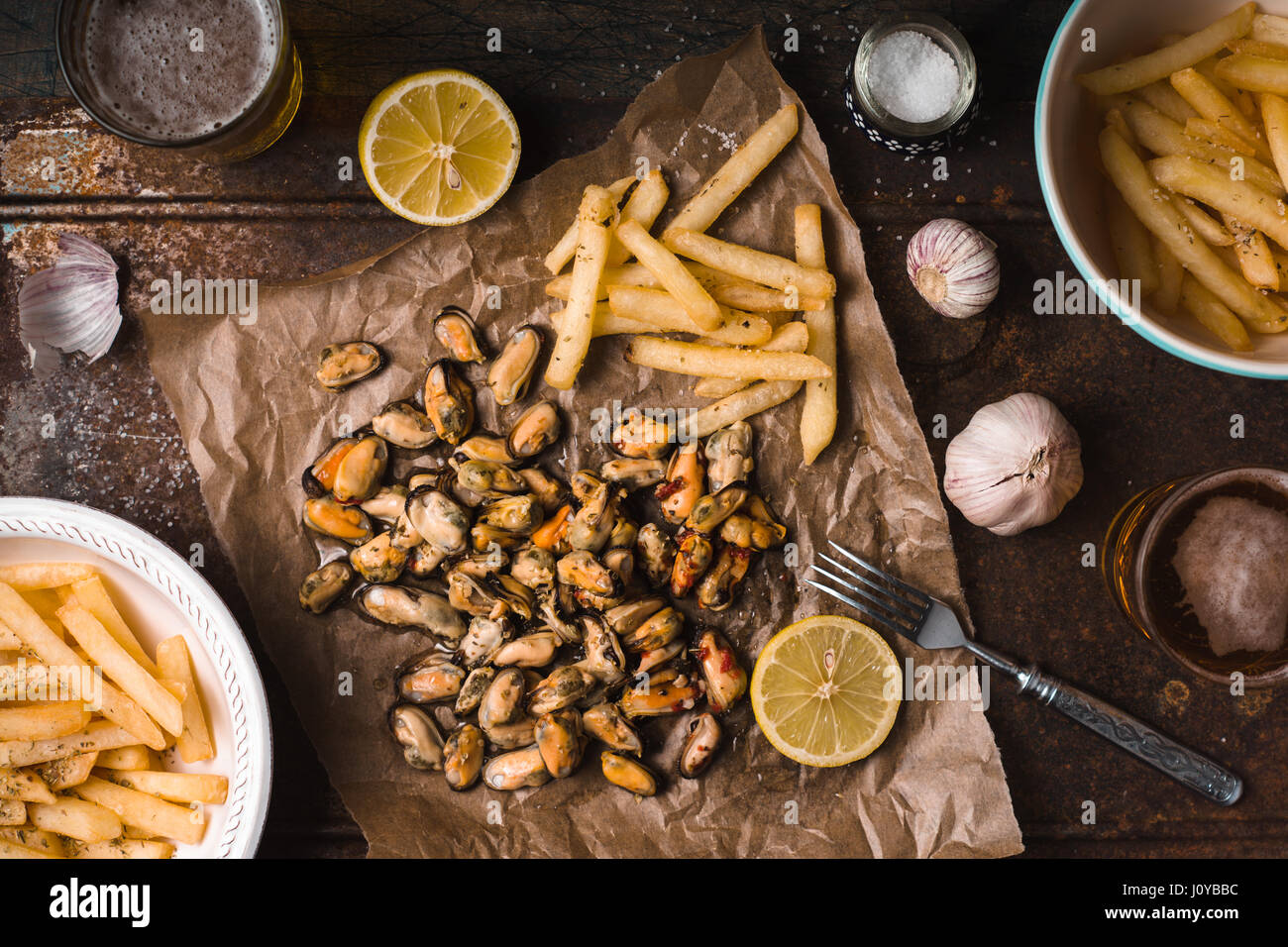 Snack traditionnel belge pour la bière sur le fond métallique vue supérieure Banque D'Images