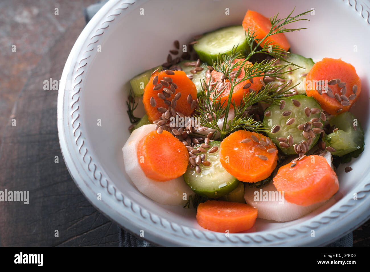 Salade de légumes dans le bol en céramique blanche Banque D'Images