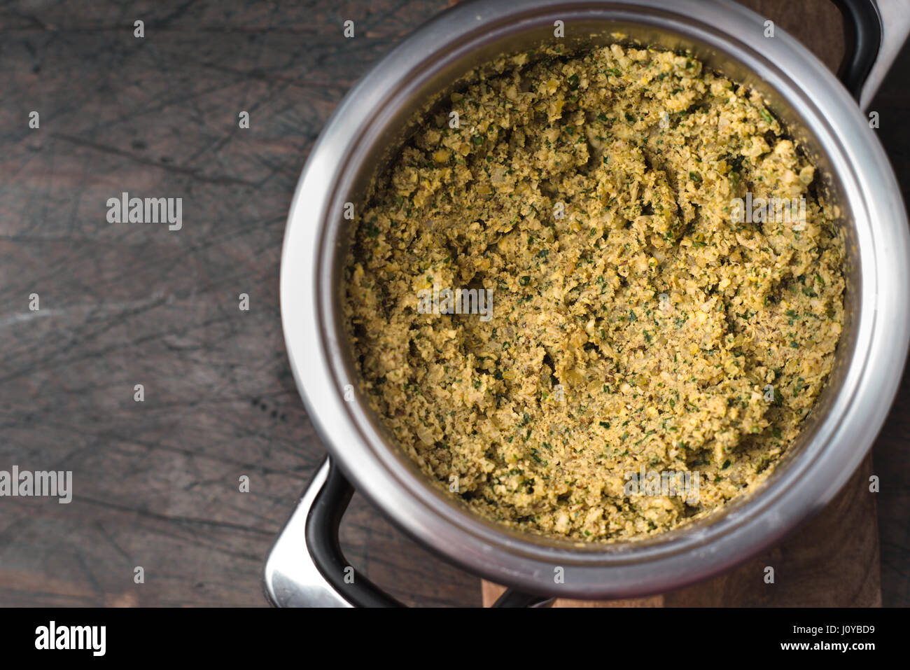 Mélanger la préparation pour falafel dans le chaudron vue supérieure Banque D'Images