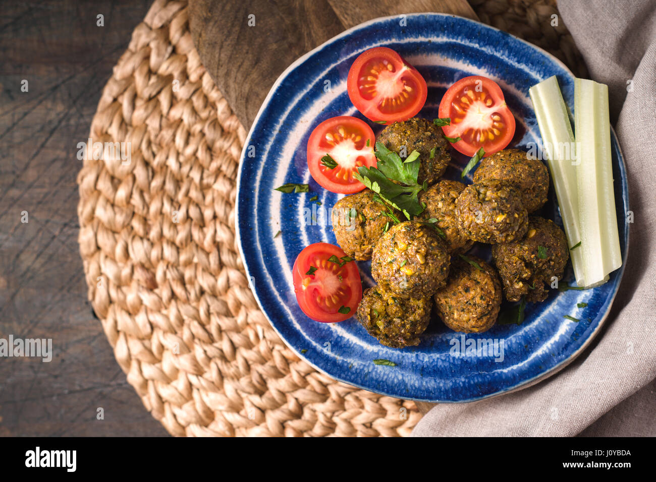 Falafel avec tomates dans la plaque en céramique vue supérieure Banque D'Images