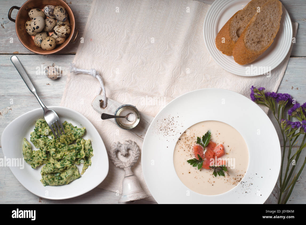 Purée de soupe avec du saumon et de l'omelette sur la table copy space Banque D'Images