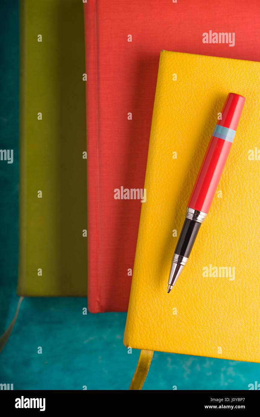 Tampons de couleur et un stylo sur une table turquoise Banque D'Images
