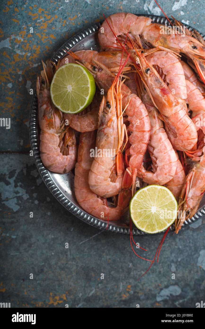 Grosses crevettes et de la chaux sur une plaque d'étain Banque D'Images