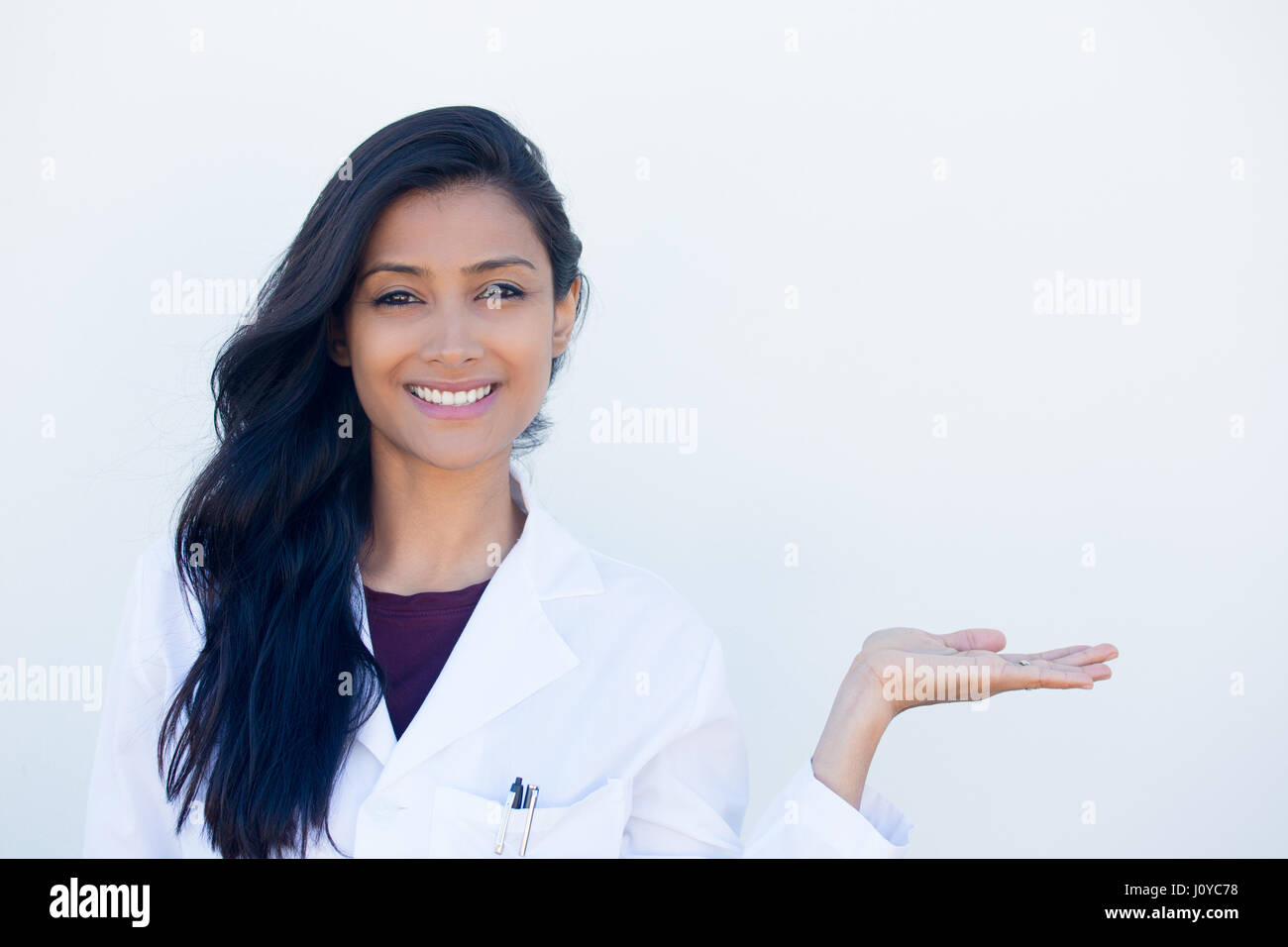 Closeup portrait of friendly, smiling confident female doctor copie de publicité, l'espace professionnel de santé isolé sur fond blanc. Huma Positive Banque D'Images