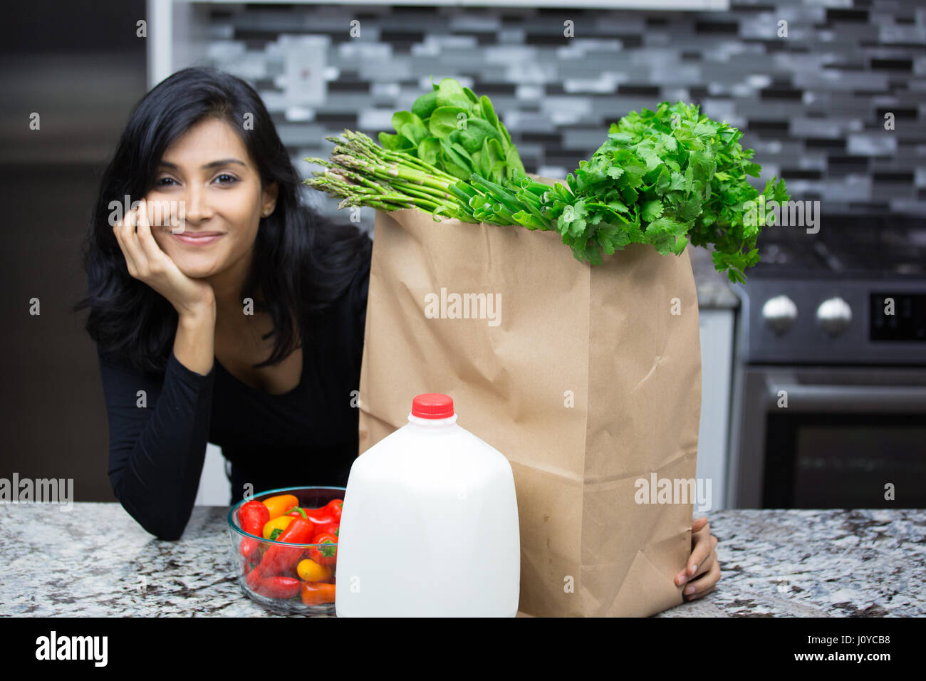 Closeup portrait, jeune femme avec des sacs pleins de provisions nutritif sain, alimentation équilibrée, isolé à l'intérieur accueil historique. Origine locale Banque D'Images