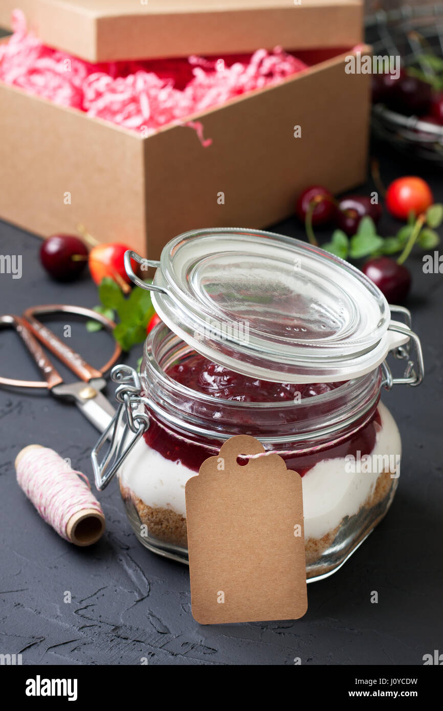 Cadeau Fait Main N Est Pas La Cuisson Du Gateau Au Fromage Aux Cerises Dans Un Bocal En Verre Photo Stock Alamy