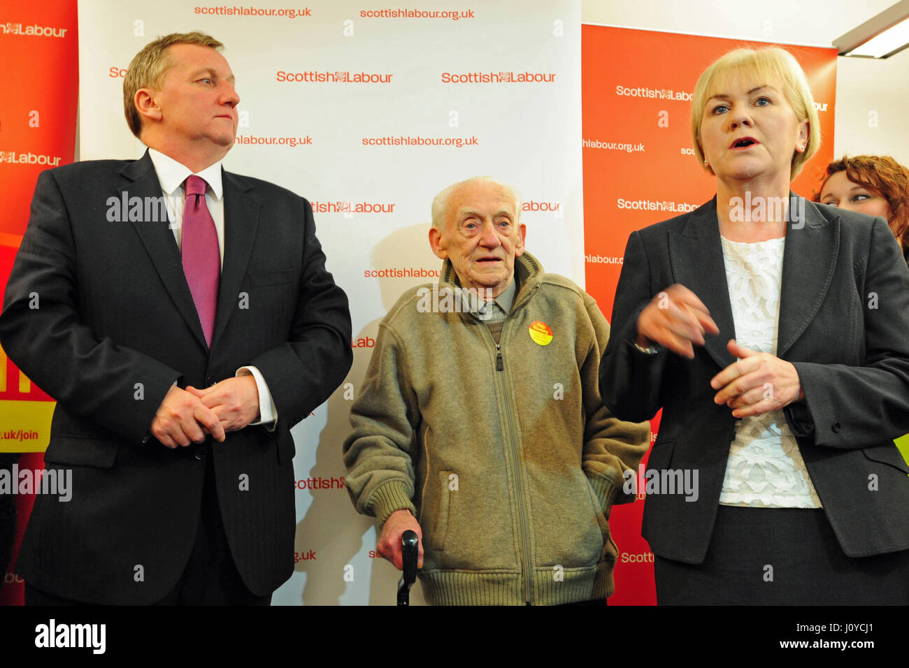 Leader travailliste écossais Johann Lamont, félicite le conseiller Alex Rowley (L), le candidat à l'emploi réussie Cowdenbeath par les élections au parlement écossais, regardée par son père, ancien conseiller Willie Rowley (C) Banque D'Images