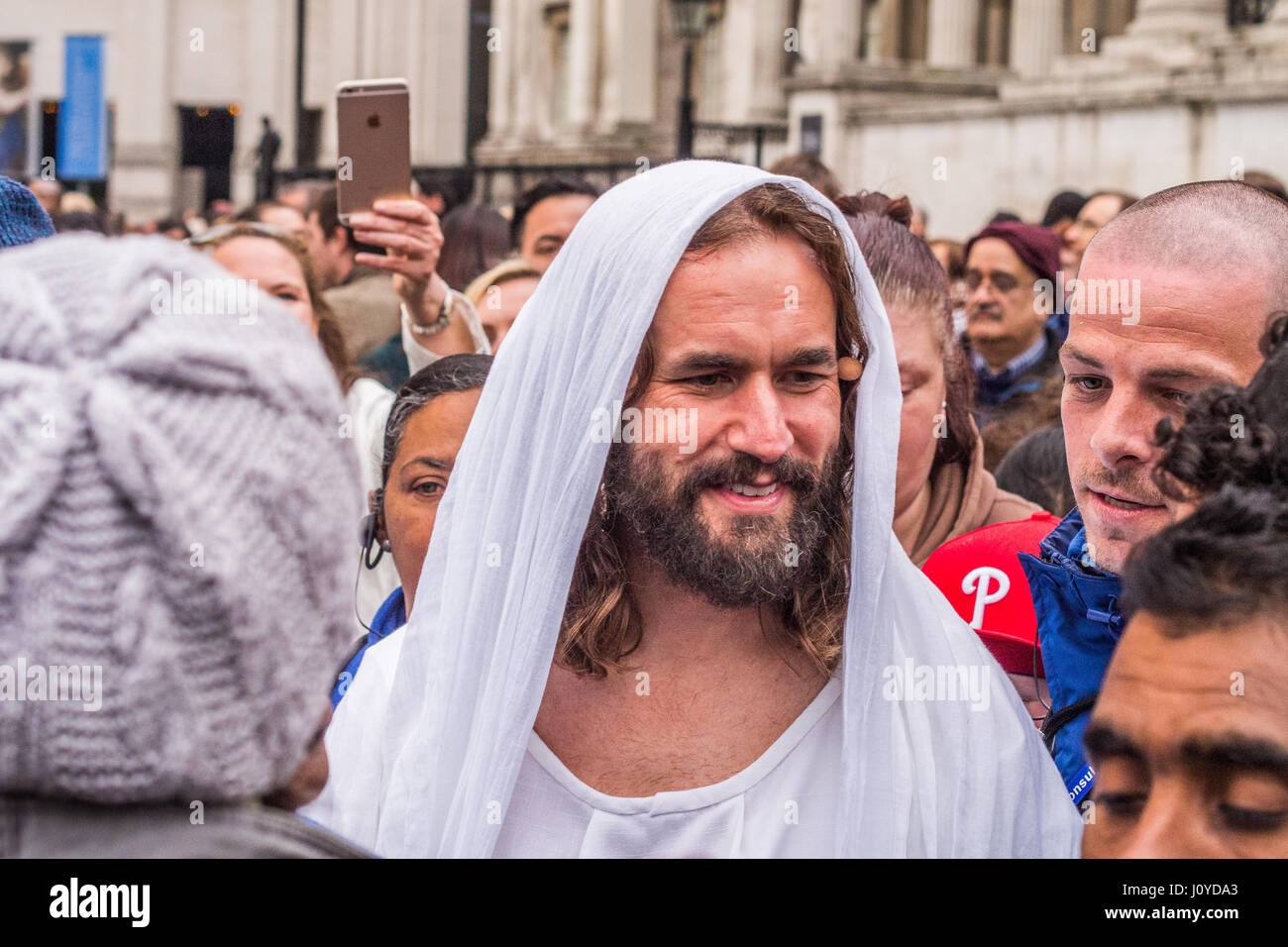 L'acteur principal après la représentation théâtrale de la Passion du Christ à Trafalgar Square Londres, week-end de Pâques 2017 Banque D'Images