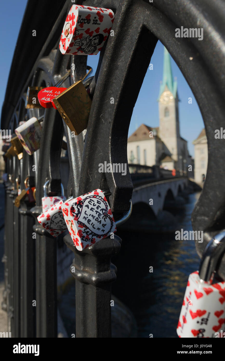 Love locks sur pont Münsterbrücke à Zurich, Suisse. Banque D'Images