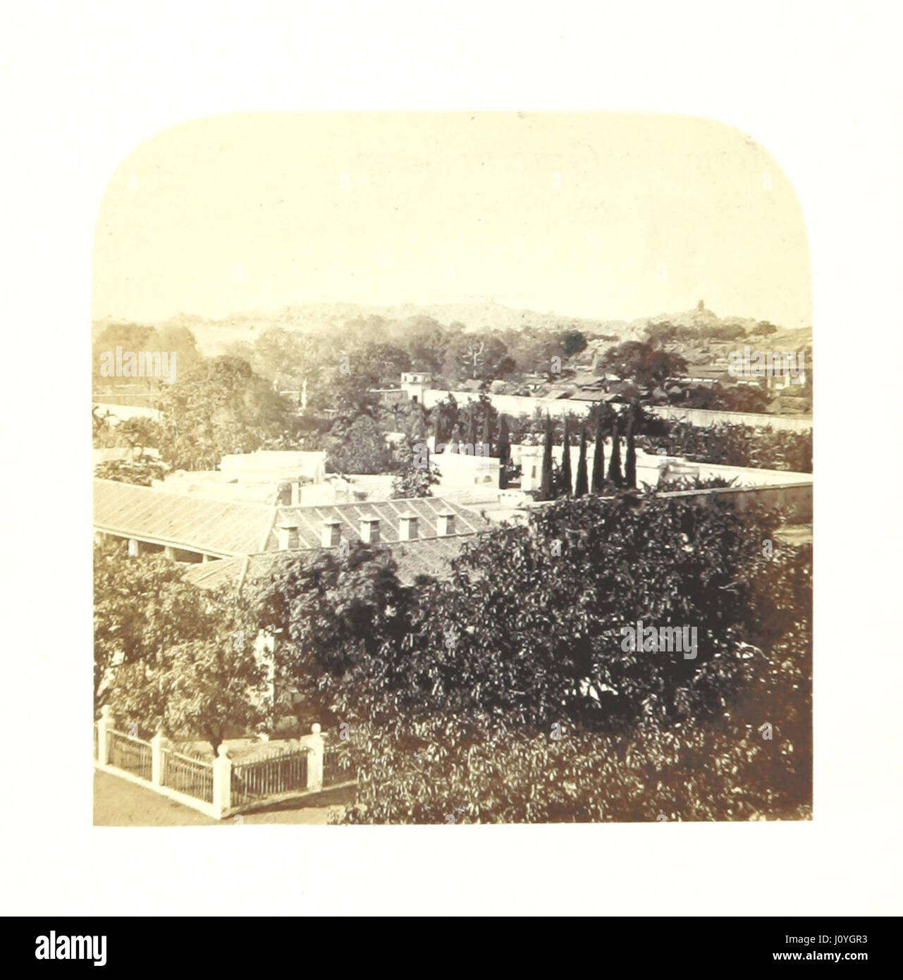 Cette collection photographique capture des scènes de Hyderabad et Secunderabad en Inde, prises par A. N. Scott et éditées avec un texte descriptif par C. R. W. les images documentent la vie locale, l'architecture et les paysages de ces villes. Banque D'Images