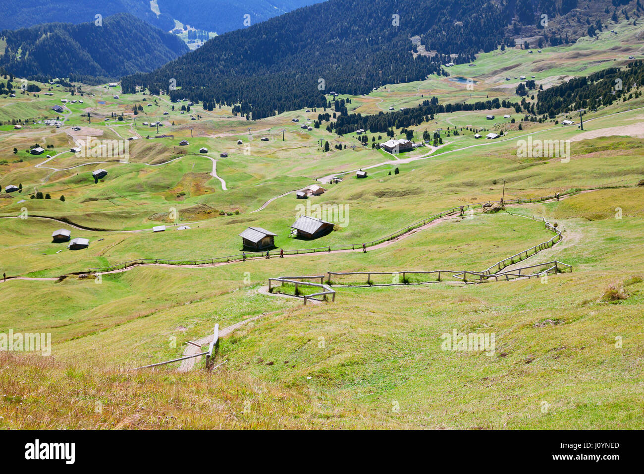 Vallée avec maisons dans la dolomite Alpes, vue sur une Banque D'Images
