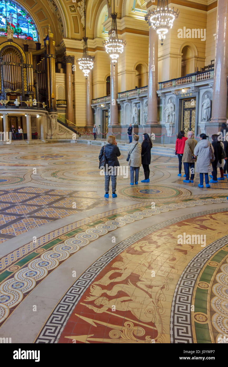 St George's Hall de Liverpool. Visiteurs sur le carrelage Minton de la Grande Salle. Un carrelage 1995937 de plus de 30 000 tuiles fabriquées à la main. Banque D'Images