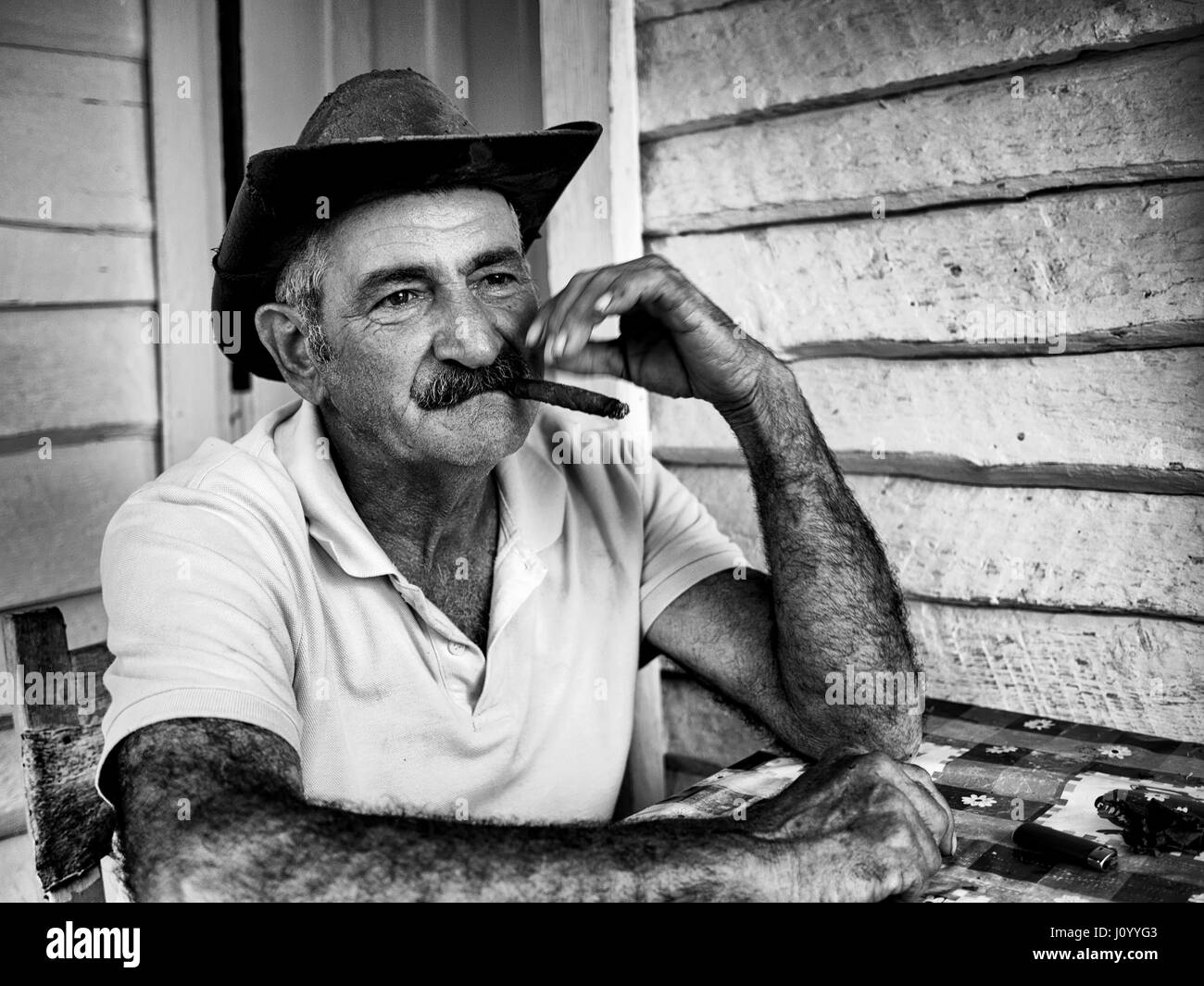 Homme avec un chapeau de cowboy fumeurs un self-made-cigare, Viñales, Cuba Banque D'Images