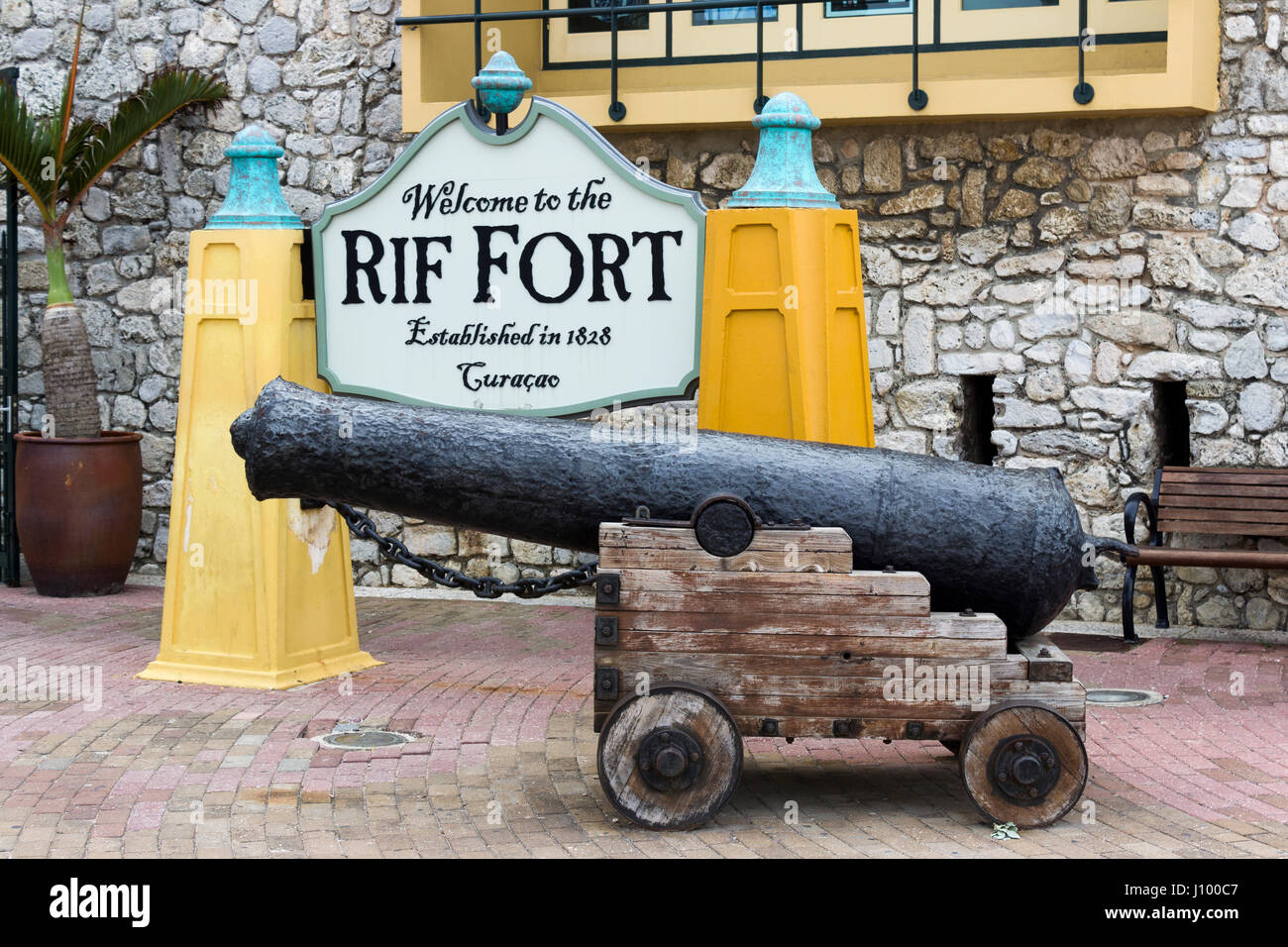 Williamsted, Curacao - 27 novembre 2015 : Un canon se trouve en face de l'entrée du Fort RIF. Banque D'Images