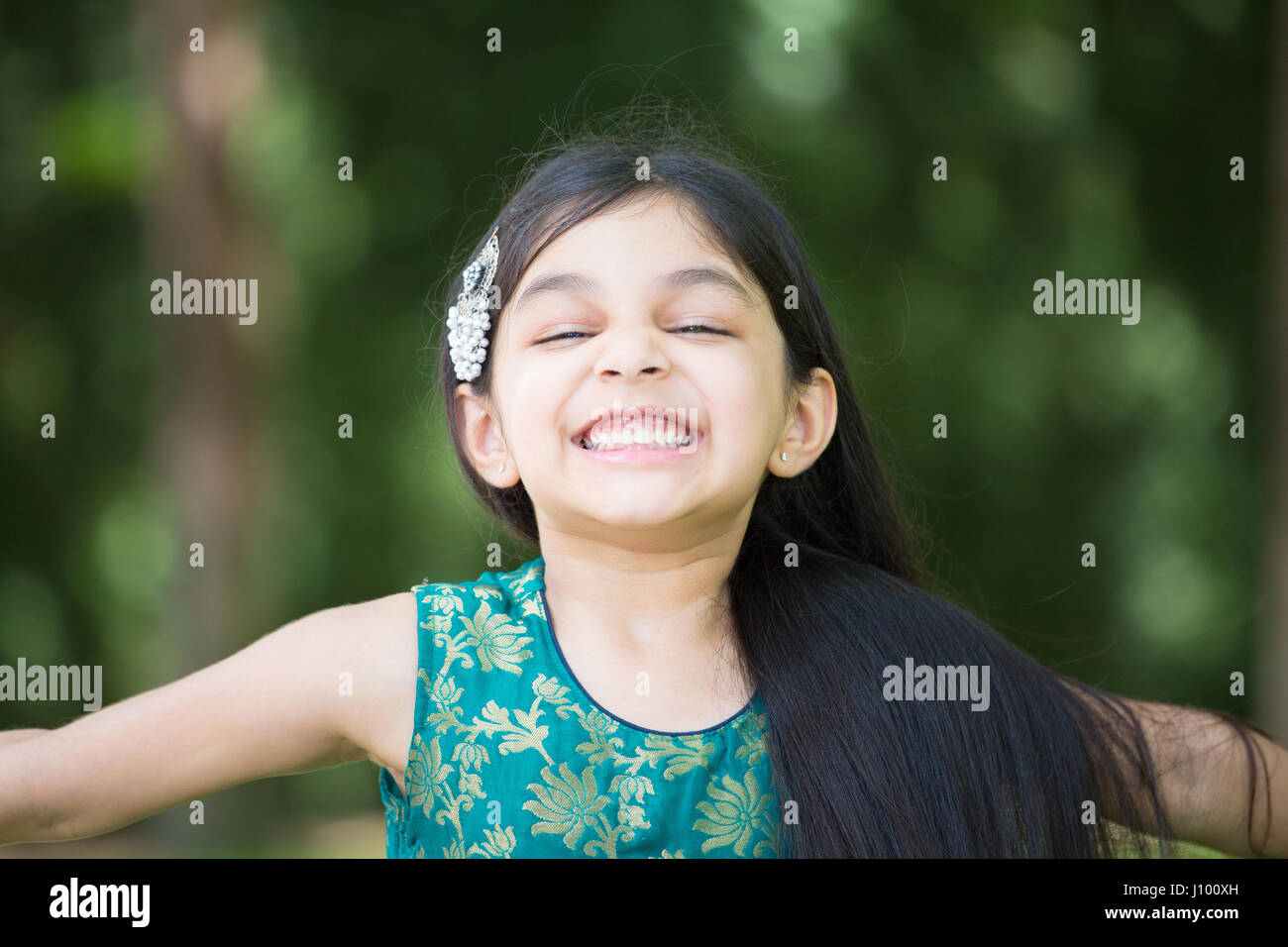 Closeup portrait, jeune fille aimant s'amuser faire expression joyeuse heureux d'être en vie, isolé à l'extérieur l'extérieur contexte Banque D'Images