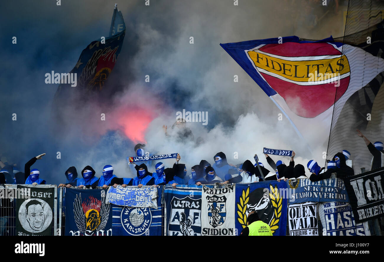 Fans radical à match de football, le phoque à capuchon avec hooligans, pyrotechnie, feux de Bengale section ventilateur KSC Karlsruher SC Banque D'Images