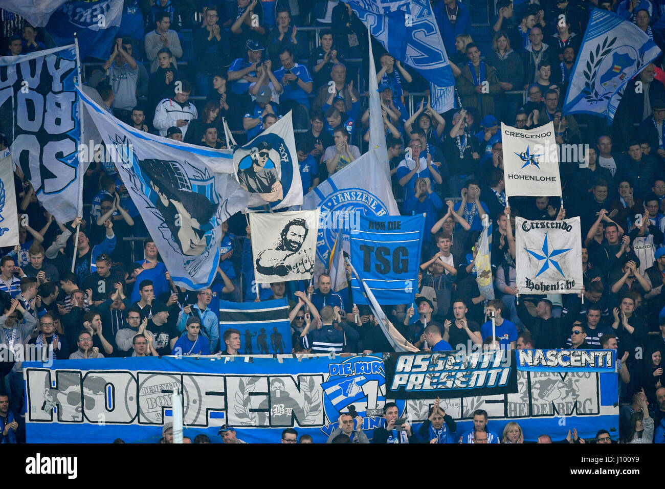 Galerie publique à match de football, la section ventilateur TSG 1899 Hoffenheim, Wirsol, Rhein-Neckar-Arena Sinsheim, Bade-Wurtemberg Banque D'Images