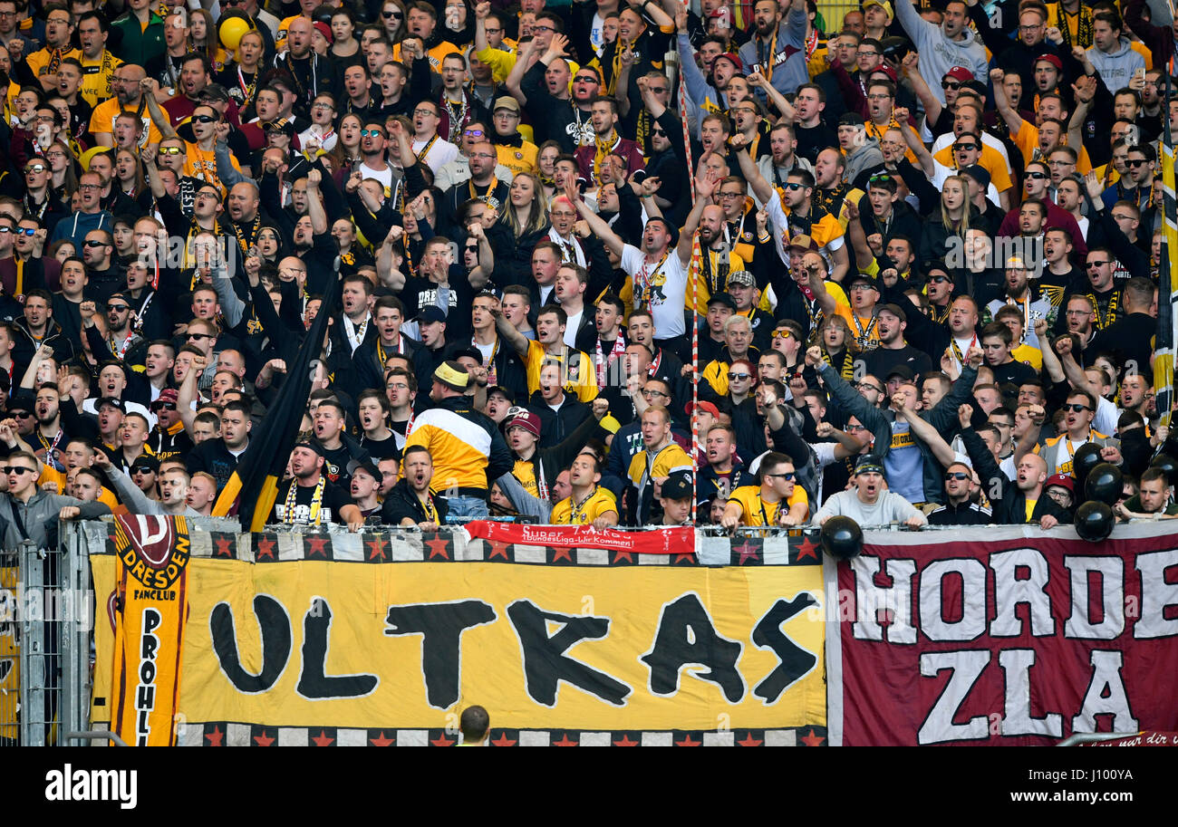 Galerie publique au match de foot, les Ultras, ventilateur, Meredes-Benz article Dynamo Dresde-Arena, Stuttgart, Bade-Wurtemberg, Allemagne Banque D'Images