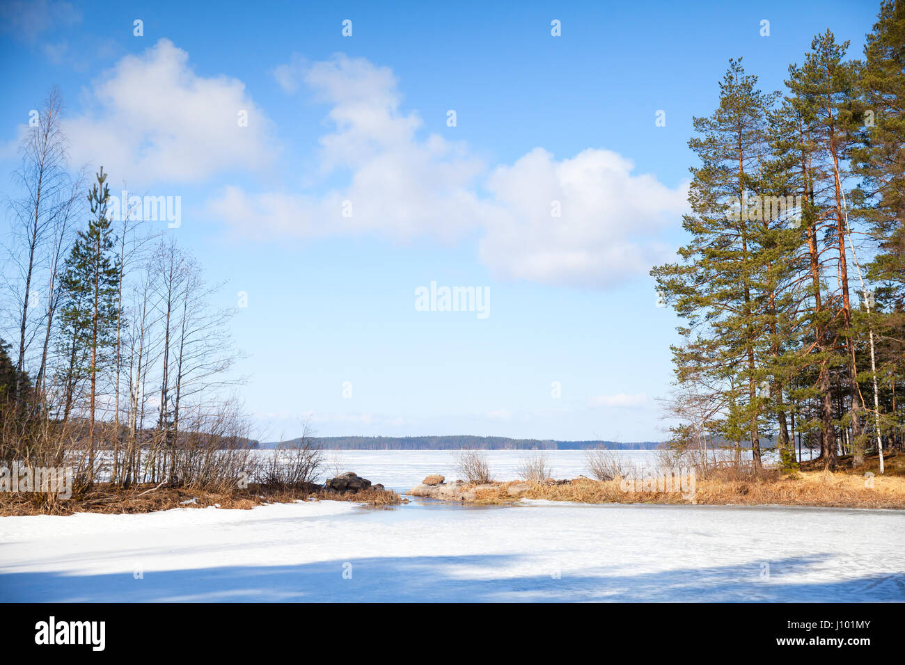 Printemps paysage finlandais. Le lac Saimaa, Imatra, Finlande Banque D'Images