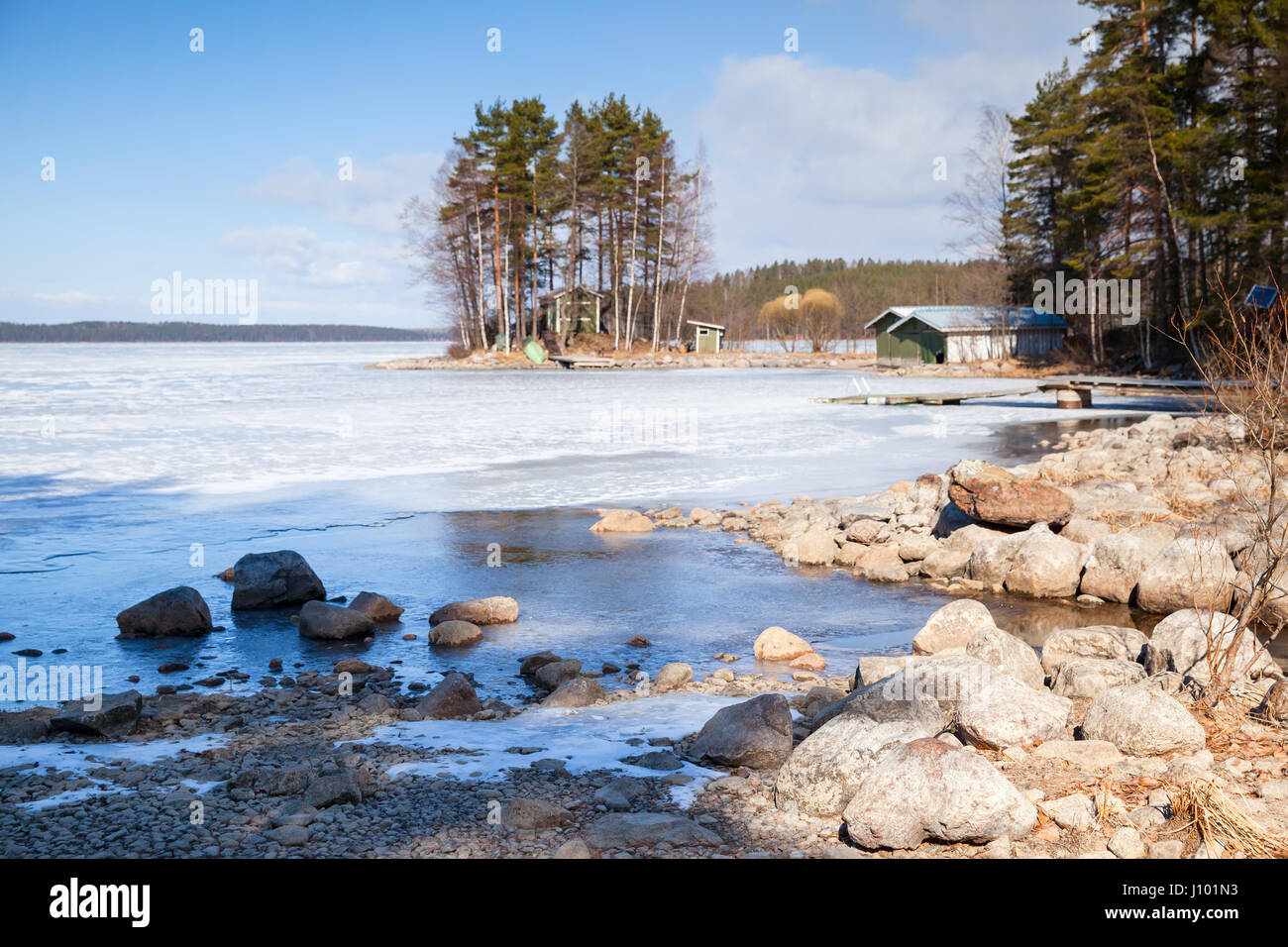 Côte du lac Saimaa, Imatra (Finlande). Printemps paysage finlandais Banque D'Images