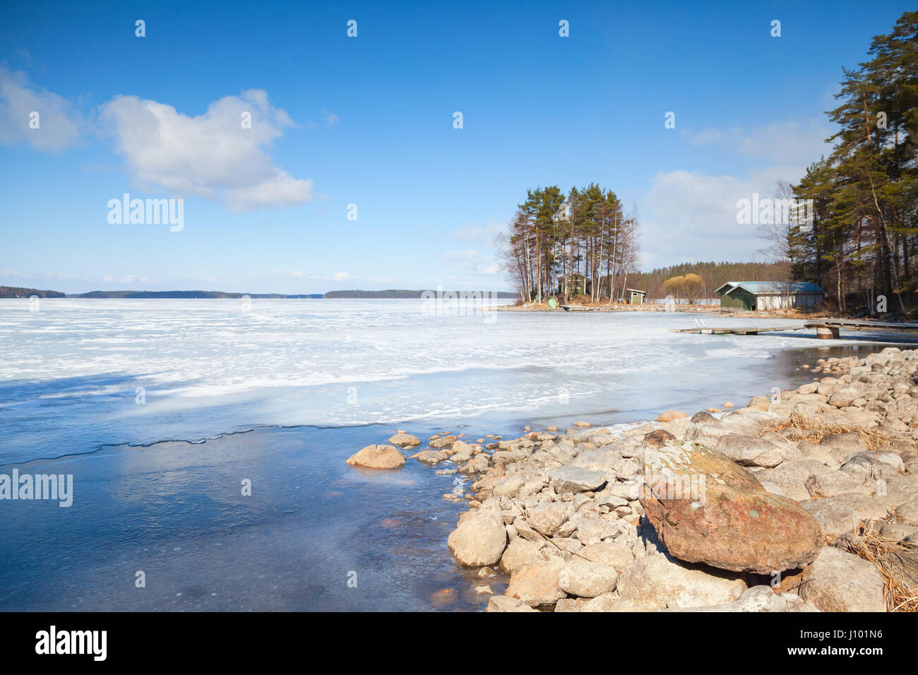 Printemps paysage finlandais. Côte du lac Saimaa, Imatra, Finlande Banque D'Images