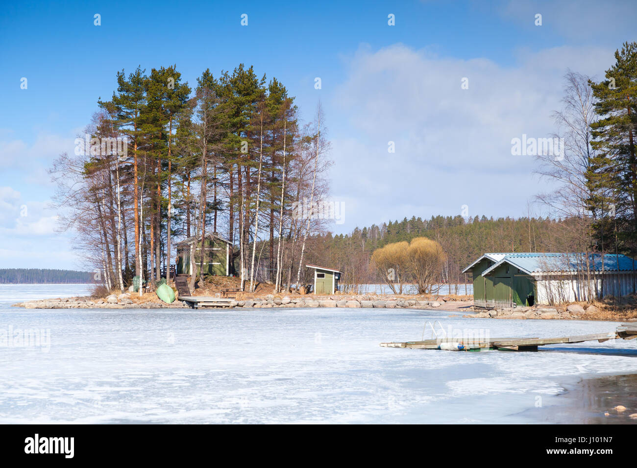 Printemps paysage finlandais. Côte du lac Saimaa, Imatra région, Finlande Banque D'Images